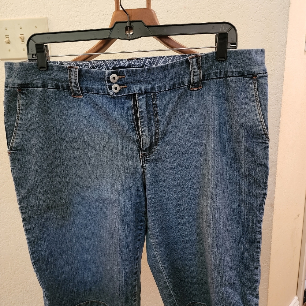 Avenue Jeans Women's Blue Denim Cotton Polyester Spandex  Bermuda  Shorts 18